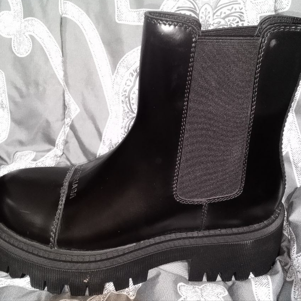 Size 8 black boot Balenciaga